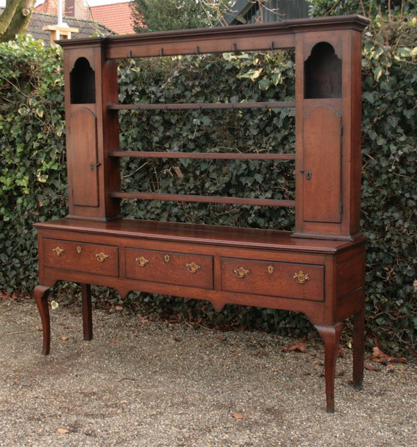 Antieke Dresser met Opstand